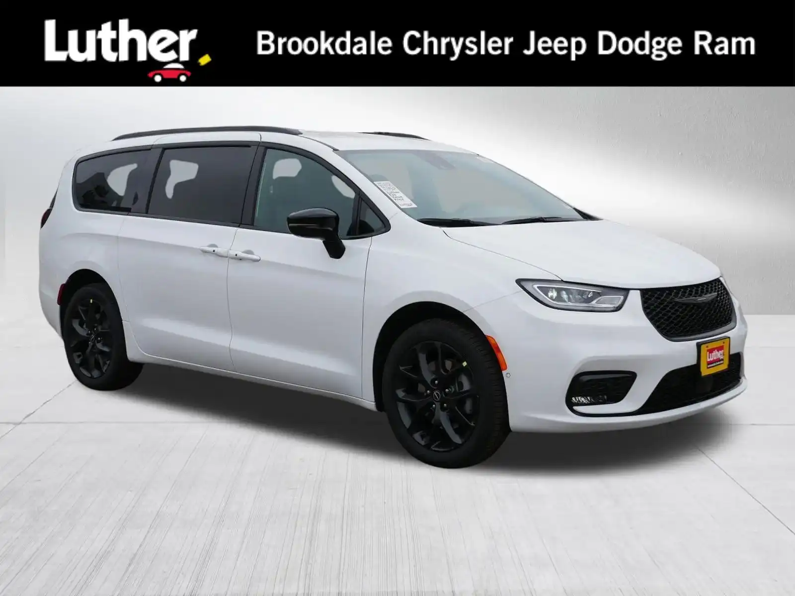 2026 Chrysler Pacifica Select AWD's photo