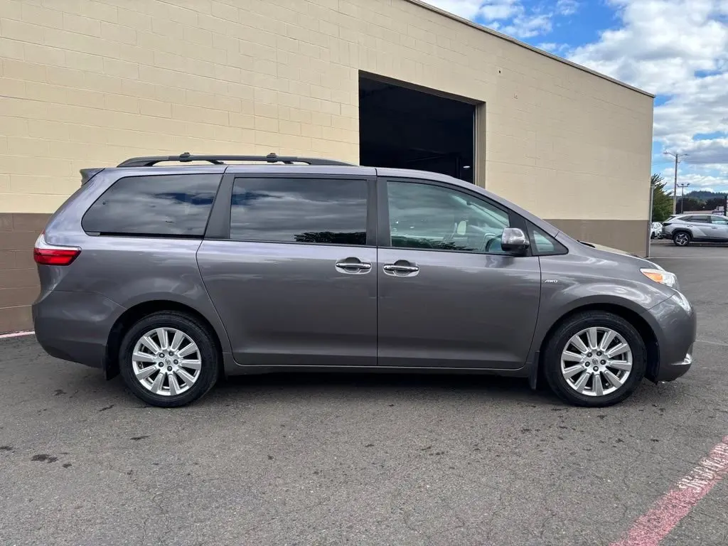 2017 Toyota Sienna XLE V6 AWD 7-Passenger photo 3