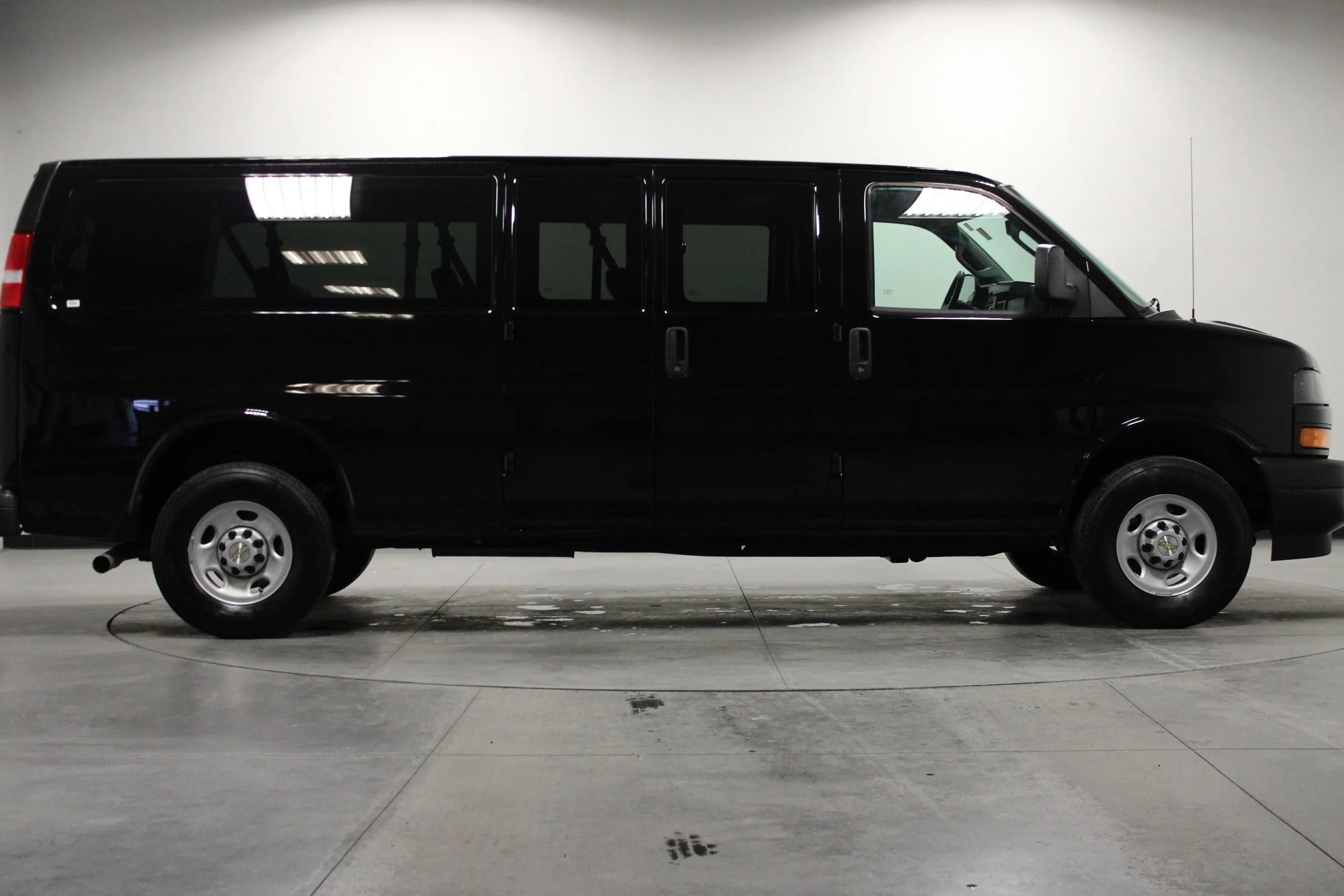 2025 Chevrolet Express 3500 LS Extended photo 3