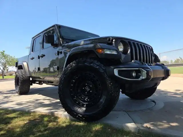 2023 Jeep Gladiator Sport S's photo