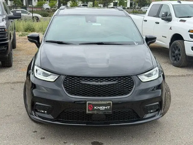 2026 Chrysler Pacifica Select AWD photo 3