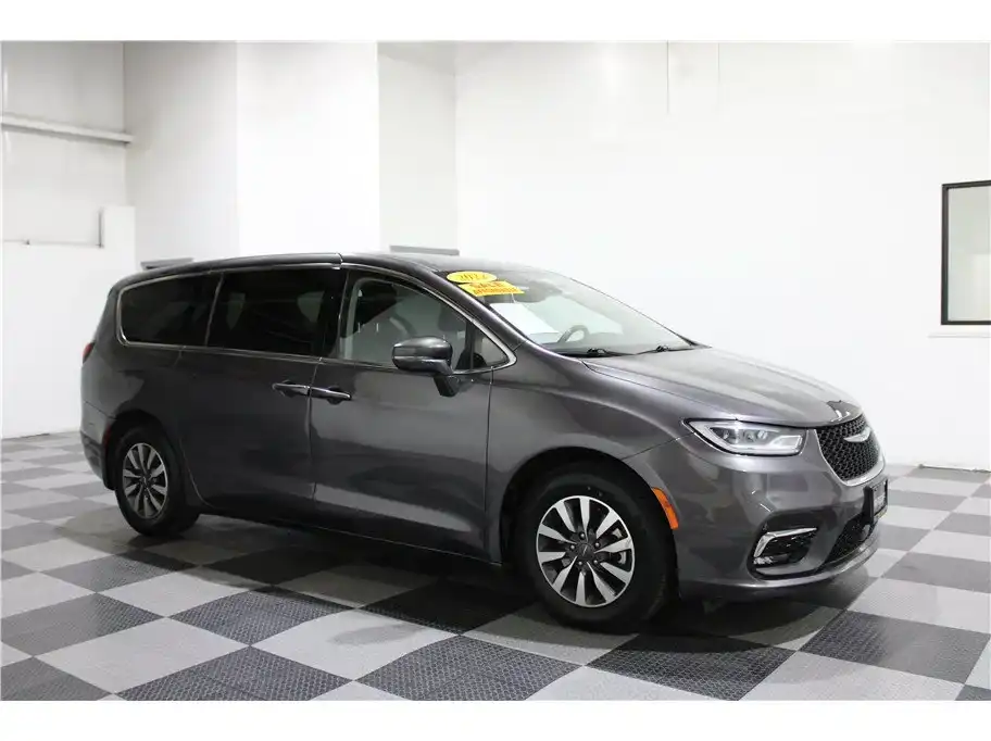 2022 Chrysler Pacifica Hybrid Touring L Hybrid's photo