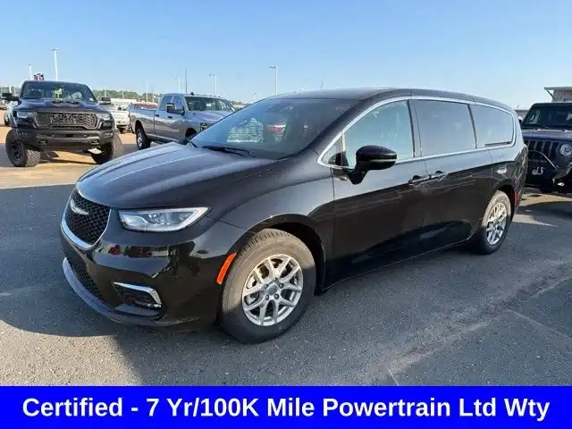 2025 Chrysler Pacifica Select's photo