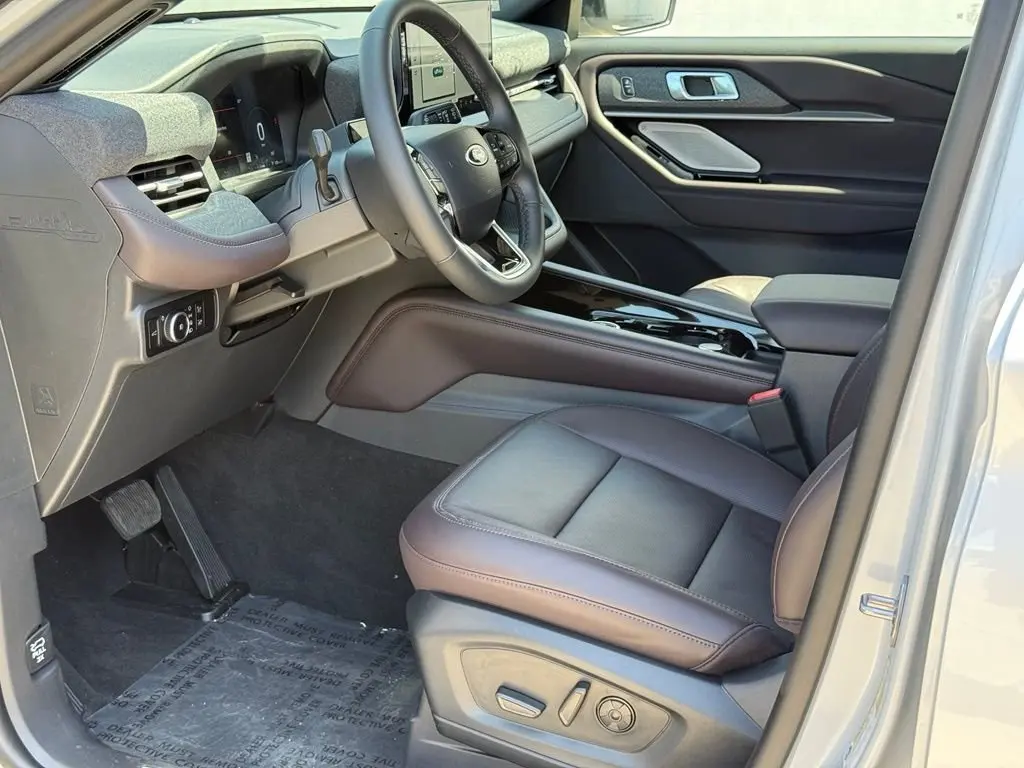 2026 Ford Explorer Platinum photo 5