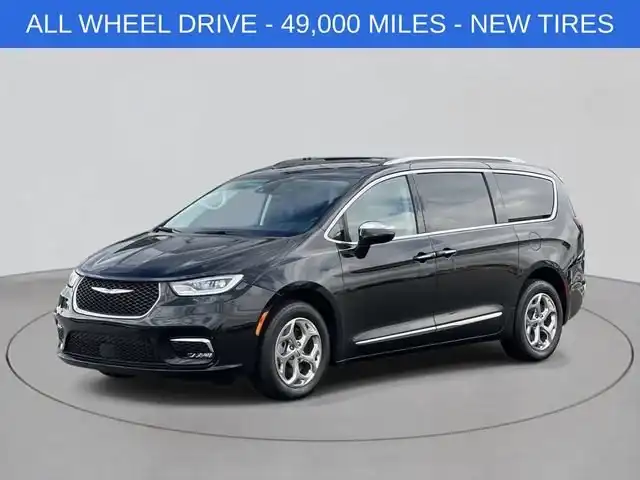 2021 Chrysler Pacifica Limited's photo