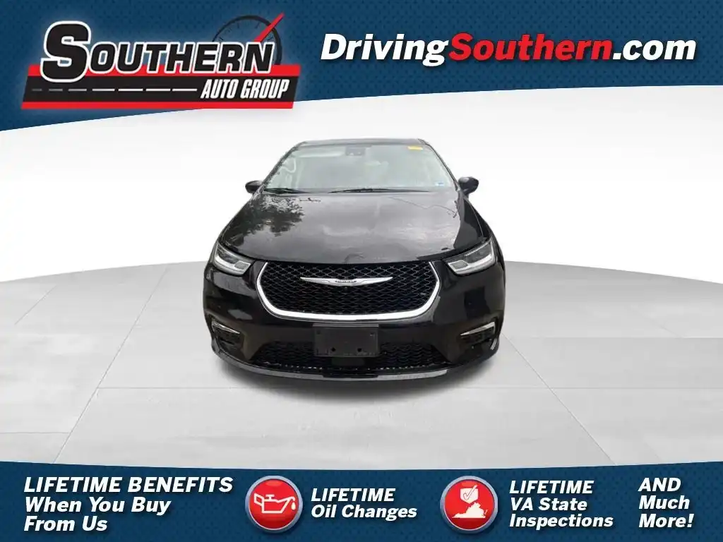 2023 Chrysler Pacifica Touring L's photo