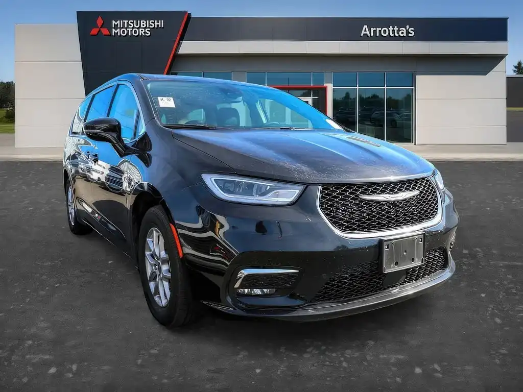2024 Chrysler Pacifica Touring L's photo