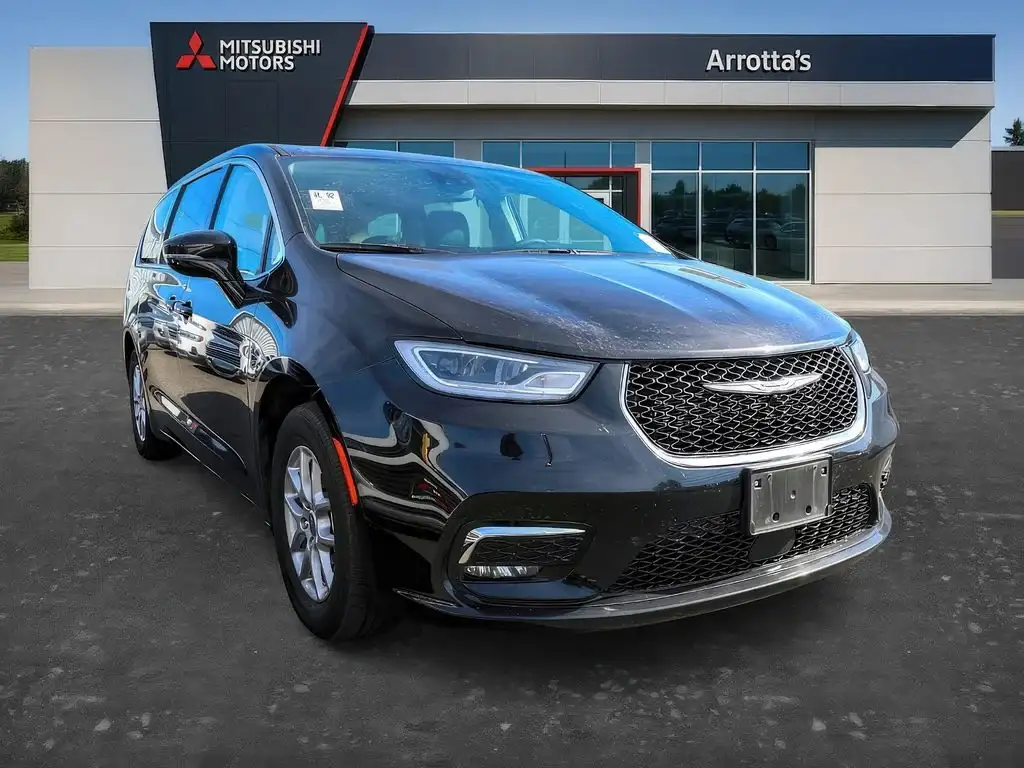 2024 Chrysler Pacifica Touring L's photo