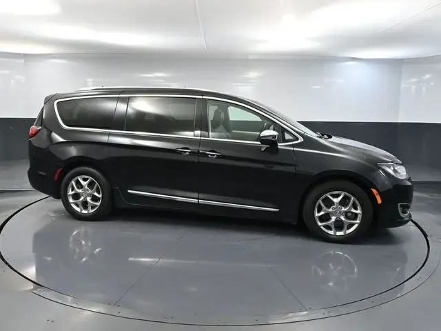 2018 Chrysler Pacifica Limited photo 3