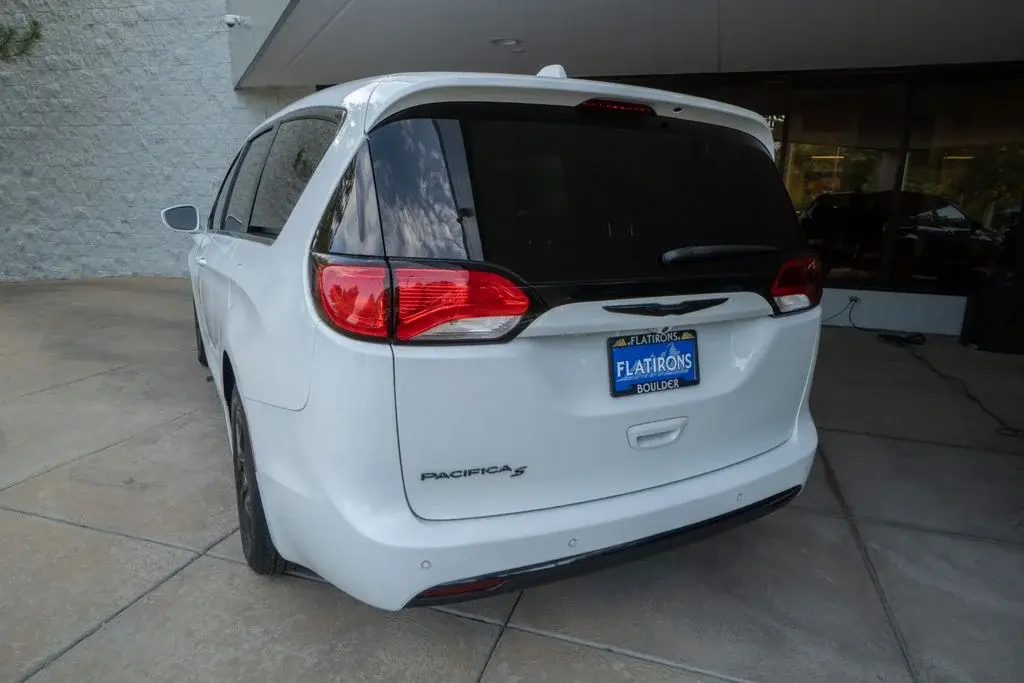 2020 Chrysler Pacifica Touring photo 5