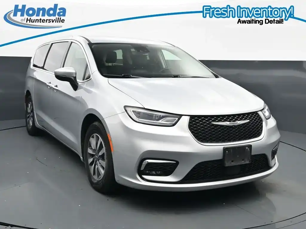 2023 Chrysler Pacifica Hybrid Touring L's photo