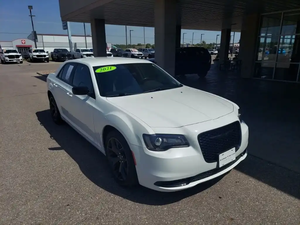 2021 Chrysler 300 Touring's photo