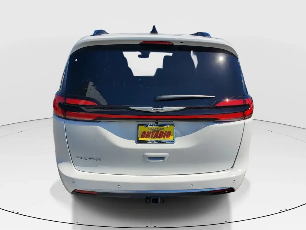 2026 Chrysler Pacifica Pinnacle photo 4