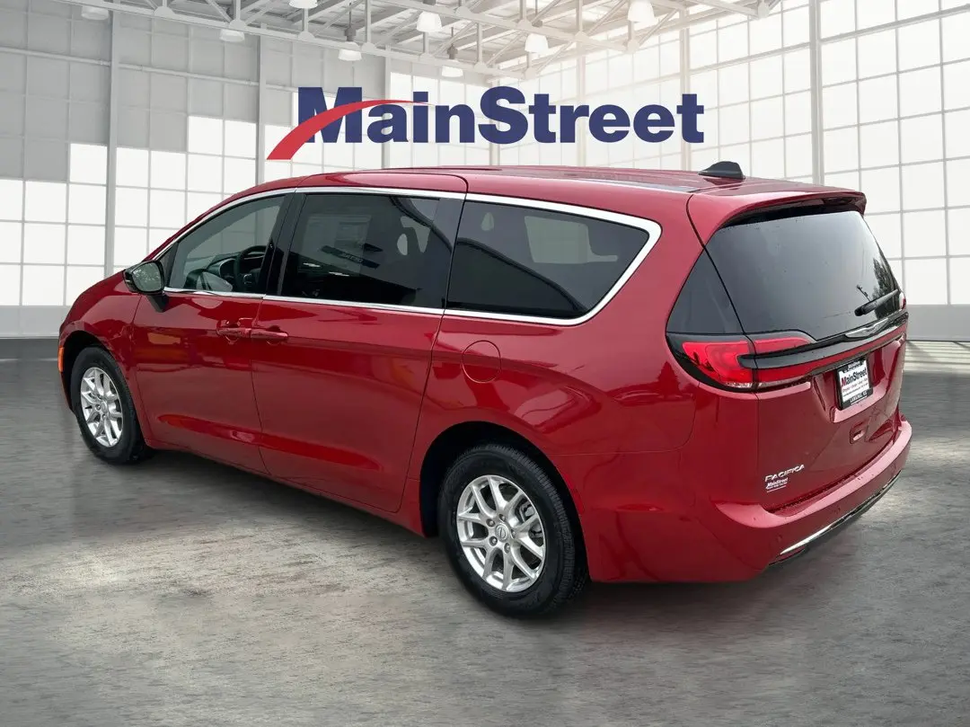 2026 Chrysler Pacifica Select photo 3