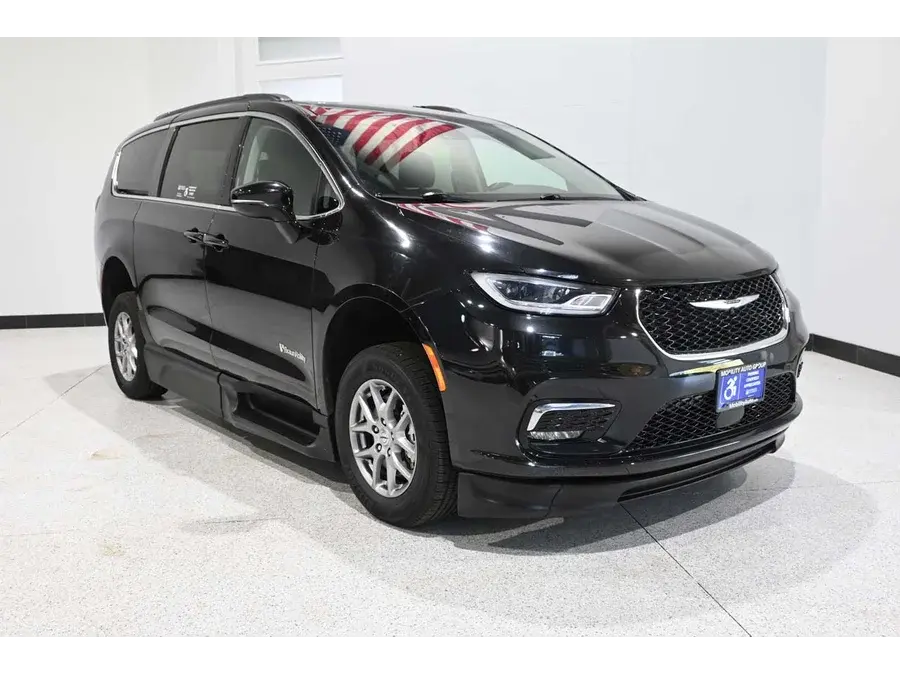 2021 Chrysler Pacifica Touring photo 3