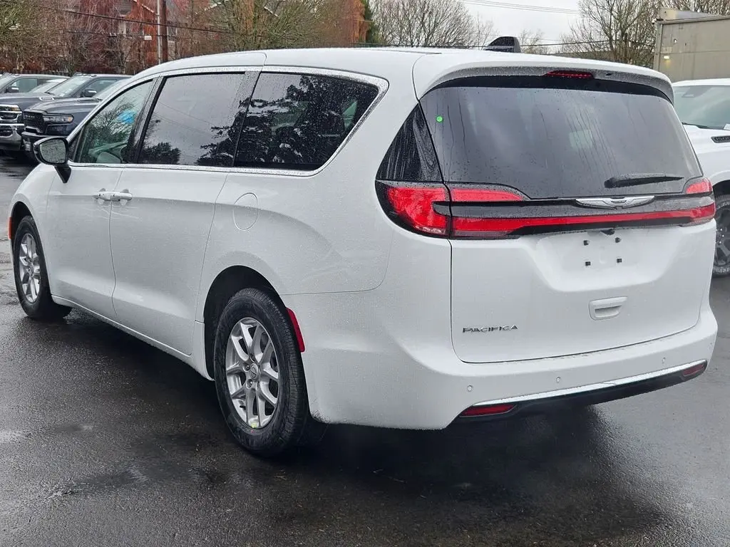 2026 Chrysler Pacifica Select photo 5