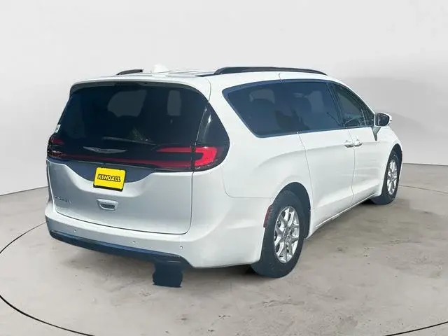 2022 Chrysler Pacifica Touring L photo 5