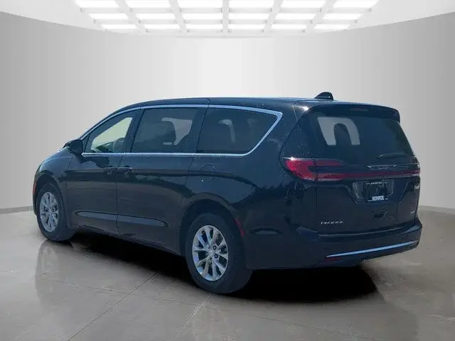 2027 Chrysler Pacifica Select AWD photo 5