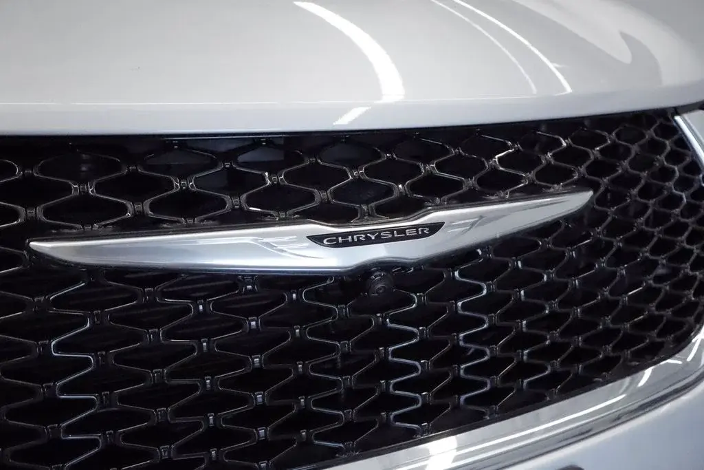 2026 Chrysler Pacifica Select AWD photo 4