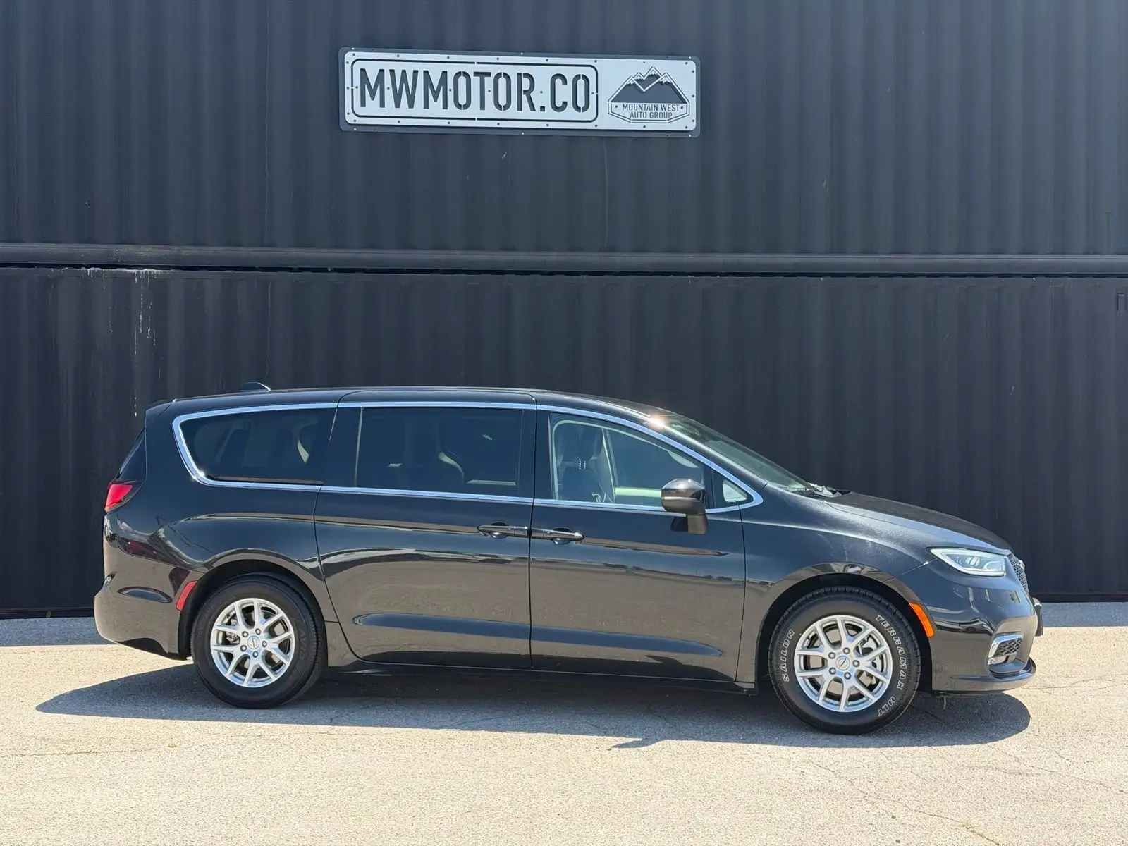 2023 Chrysler Pacifica Touring L photo 1