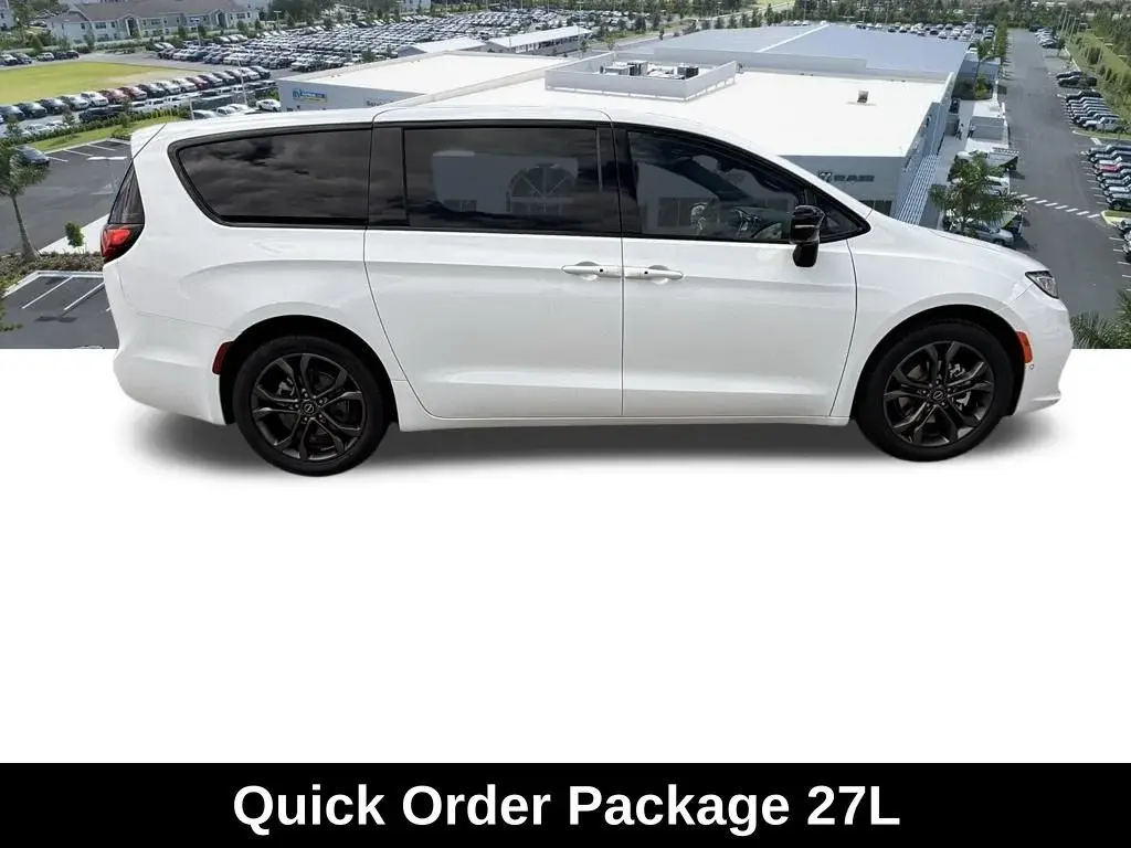 2026 Chrysler Pacifica Select photo 3