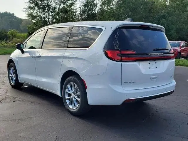 2027 Chrysler Pacifica Select AWD photo 4