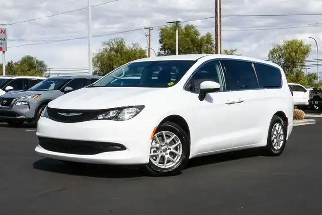 2023 Chrysler Voyager LX's photo