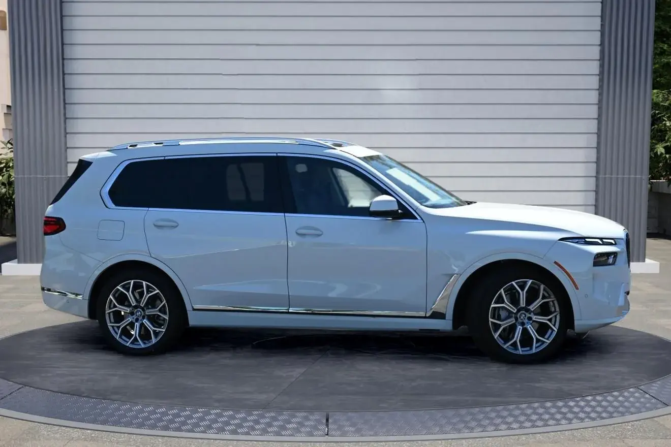 2025 BMW X7 xDrive40i photo 3