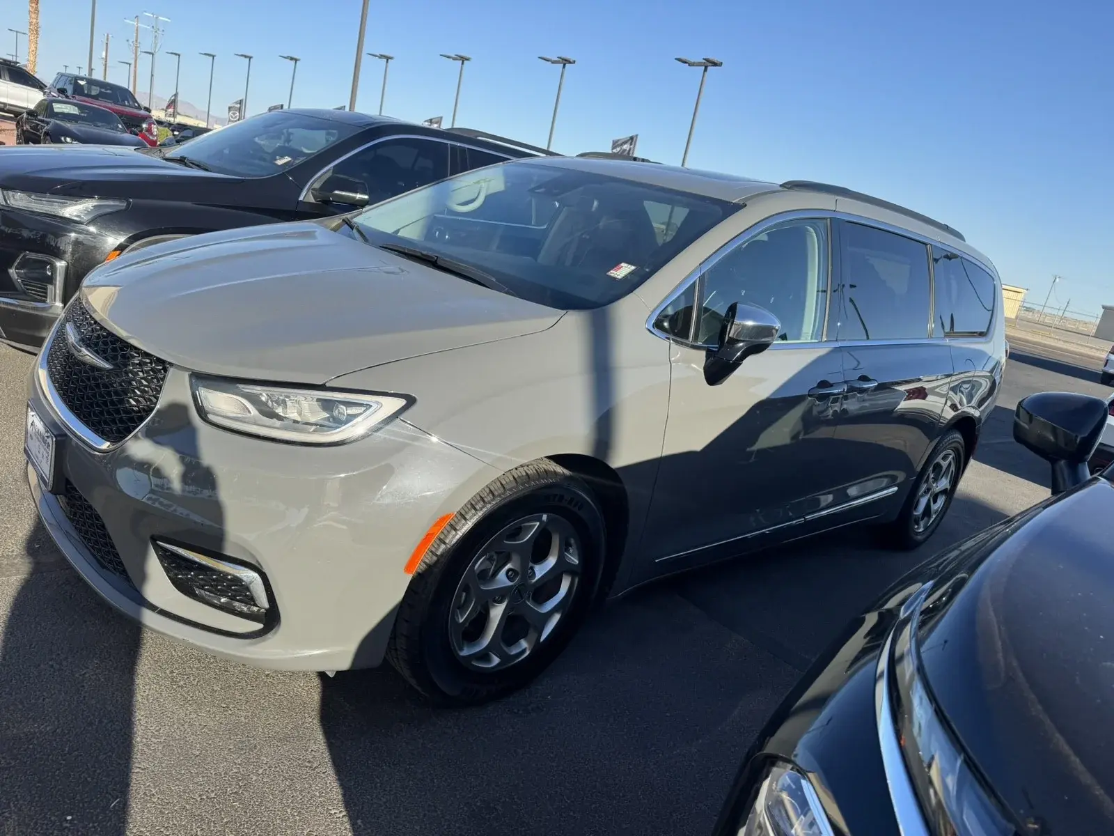 2023 Chrysler Pacifica Limited photo 3