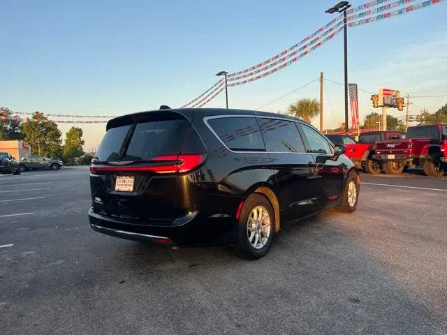 2023 Chrysler Pacifica Touring L photo 3