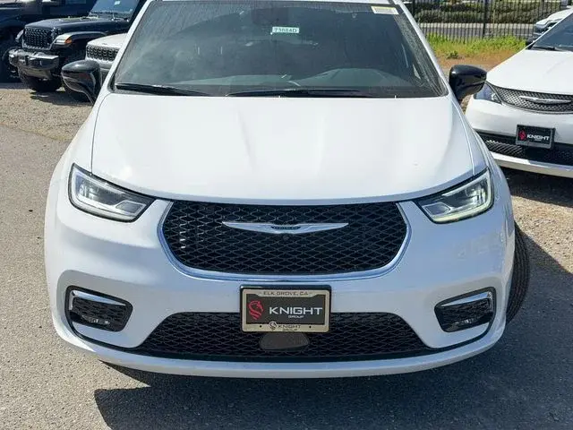 2026 Chrysler Pacifica Select photo 3