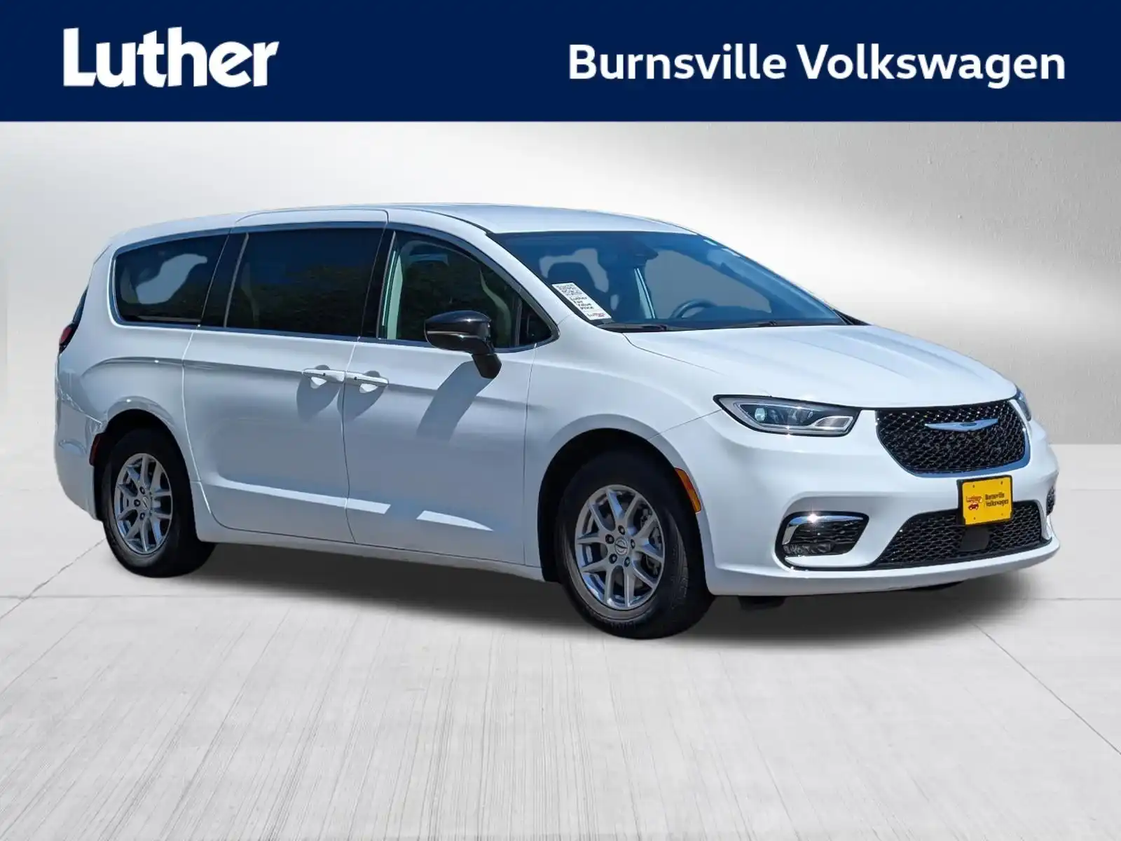 2024 Chrysler Pacifica Touring L's photo