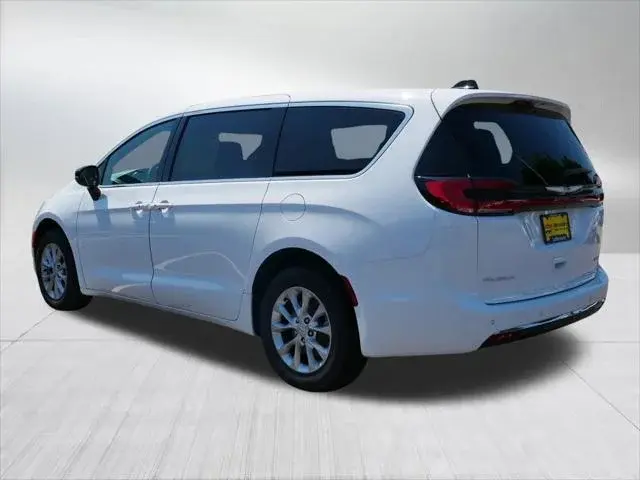 2026 Chrysler Pacifica Select AWD photo 5