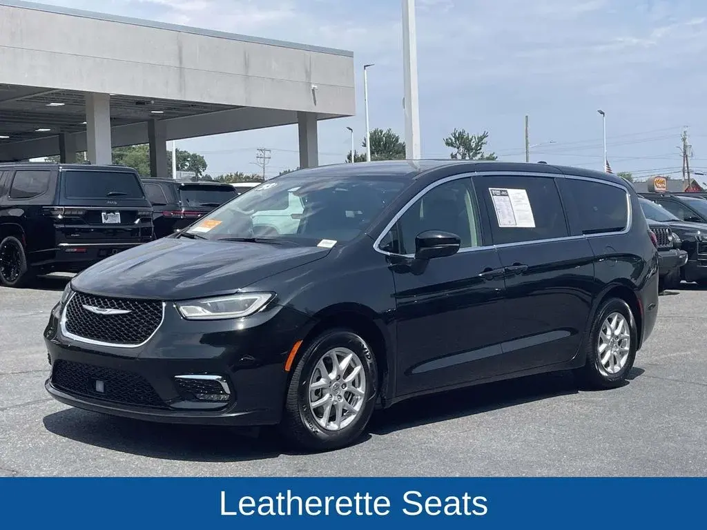 2023 Chrysler Pacifica Touring L photo 5