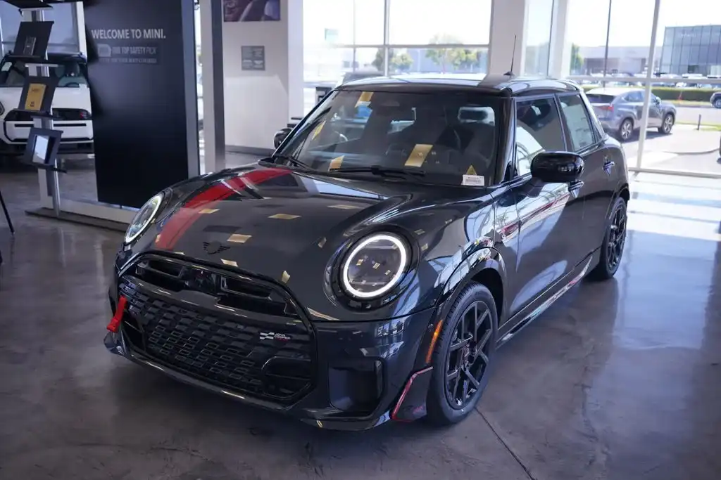 2026 MINI Hardtop Cooper S's photo