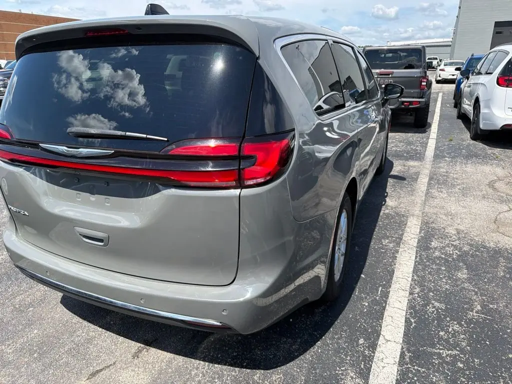 2025 Chrysler Pacifica Select photo 5