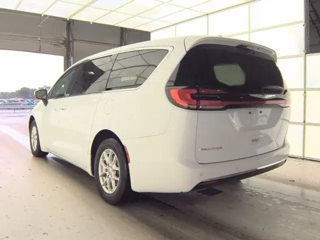 2023 Chrysler Pacifica Touring L photo 4