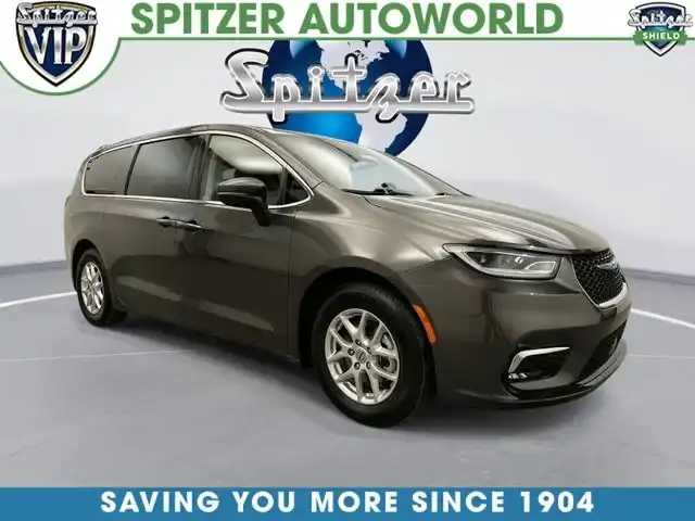 2023 Chrysler Pacifica Touring L's photo