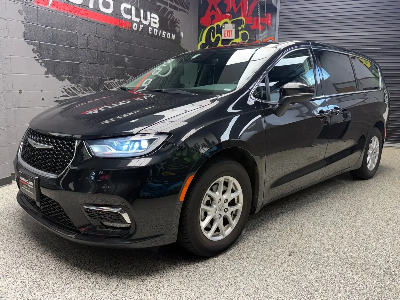 2023 Chrysler Pacifica Touring L photo 3