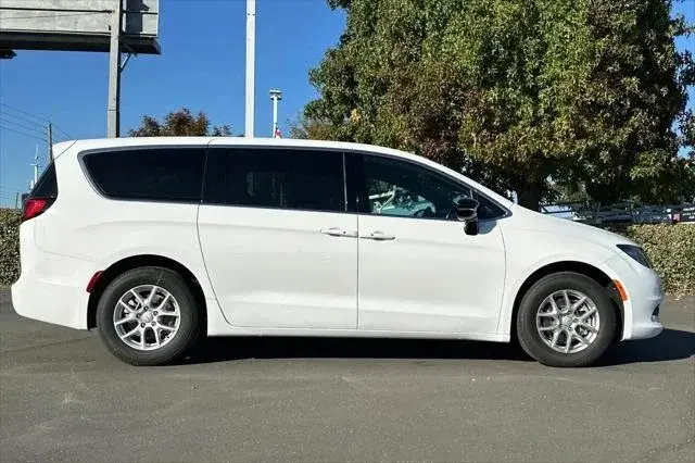2026 Chrysler Voyager LX photo 3
