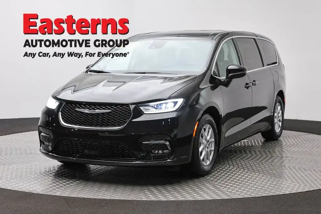 2023 Chrysler Pacifica Touring L's photo