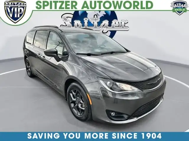 2019 Chrysler Pacifica Touring Plus's photo