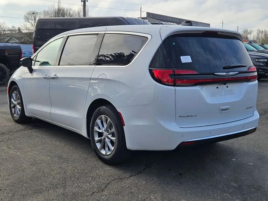 2026 Chrysler Pacifica Limited photo 5