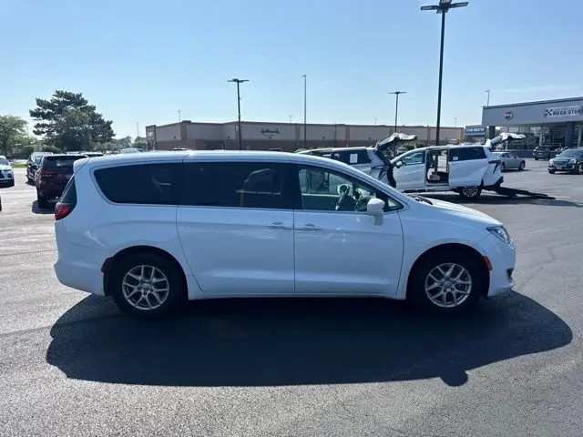 2020 Chrysler Pacifica Touring photo 5