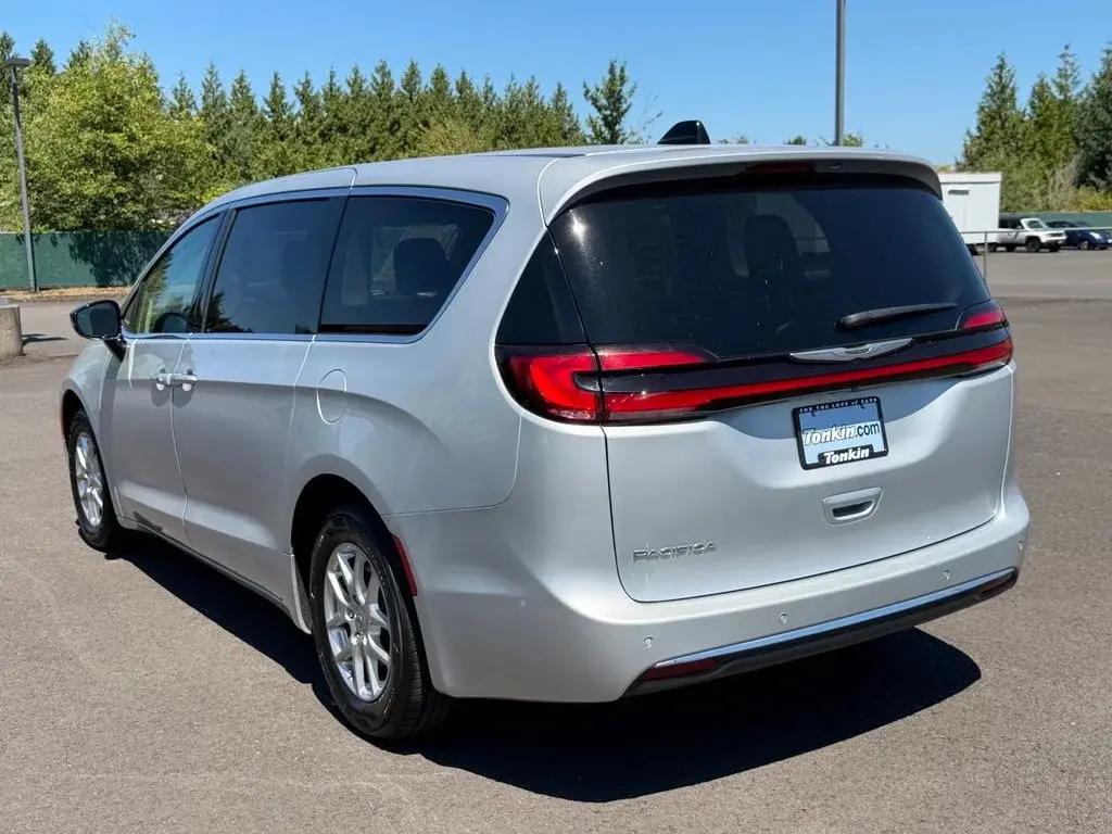 2024 Chrysler Pacifica Touring L photo 5