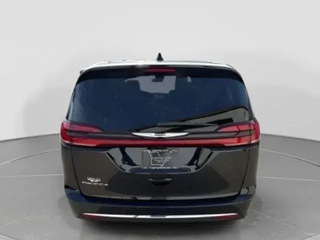 2026 Chrysler Pacifica Select photo 5