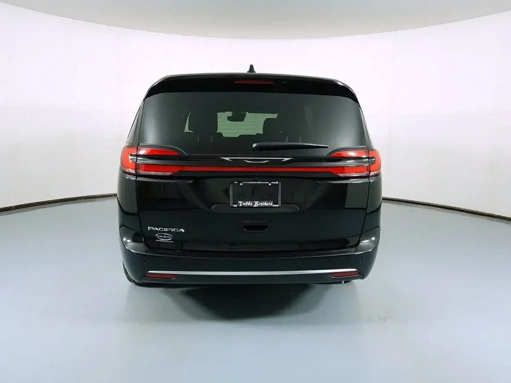 2027 Chrysler Pacifica Select photo 4