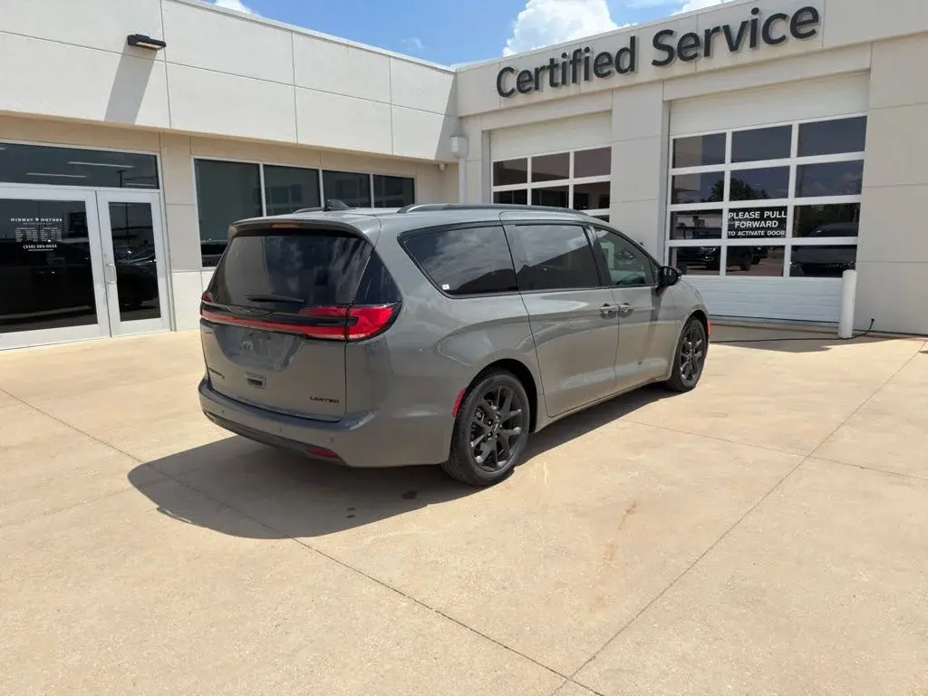 2025 Chrysler Pacifica Limited photo 4