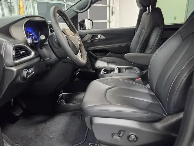2027 Chrysler Pacifica Select photo 5