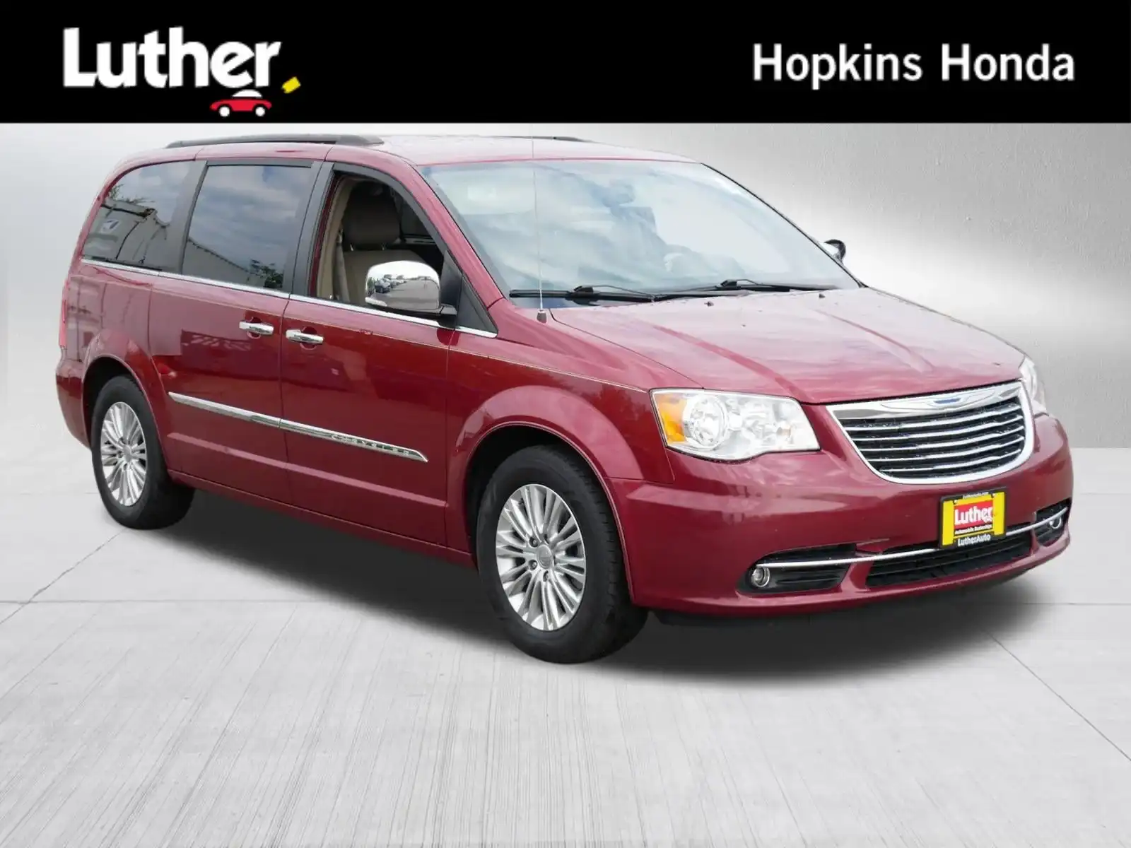 2015 Chrysler Town & Country Touring-L's photo